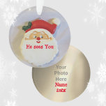 Santa Sees You子供よくはしゃぐ写真 オーナメント<br><div class="desc">かわいいよくはしゃぐサンタクロースが横を見て、誰が見える？サンタが君を見る。愛カスタマイズ情な記念品の写真や名前と反対側。写真のサンタクロースオーナメントは手作りのように見える。JLW_PHOTOGRAPHYによるオリジナルクリスマス写真</div>