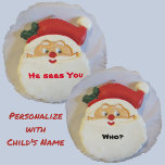 Santa Sees You Christmas Customizable ラウンドクッション<br><div class="desc">かわいいよくはしゃぐサンタクロースが横を見て、誰が見える？愛カスタマイズ愛できる形形骸枕の名前の裏側。JLW_PHOTOGRAPHYによるオリジナルクリスマス写真。</div>
