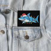 Santa Shark Christmas Lights Sharkmas Tree Xmas 缶バッジ (インサイチュ)