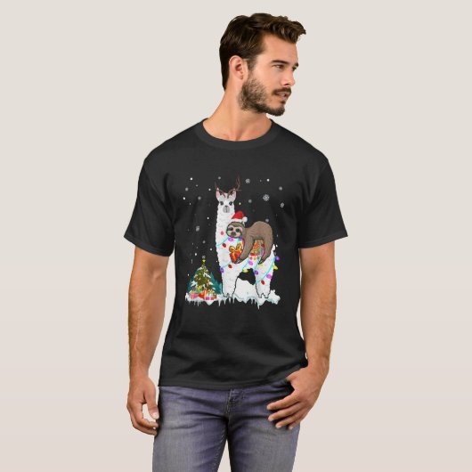 Santa Sloth Riding Llama Reindeer Xmas Light Lover Tシャツ (正面フル)
