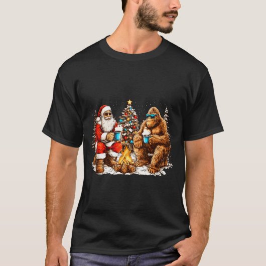 Santa With Bigfoot Christmas Campfire Funny Sasqua Tシャツ (正面)
