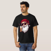 Santa with Iced Coffee – Modern Cool Christmas San Tシャツ (正面フル)