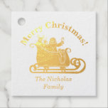 Santa With Rudolph In Sleigh Christmas Family Name フェイバータグ<br><div class="desc">サンタ祝とルドルフをスリーでフィーチャーしたゴルフのフォイルのギフトラベルでホリデーシーズン、フェスティバル応援を広げる。上にエレガントに刻まれた「メリークリスマス」と下にあなたの家族の名前と、このデザインは、個人的なtouchを追加します，ギフトまたは休日の抱き枕.それぞれの印象は、季節の喜びと魔法を捉え、手作り仕上げ魅力的を作り出している。素材を使高品質って作られたスタンプは、彼らの通信に少し余分なクリスマス精神を加えたい人に最適だ。</div>