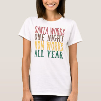 Santa Works One Night Mom Works All Year Tシャツ