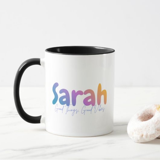Sarah Name Gift - Good Things Good Vibes マグカップ (ドーナツ)