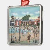 Saratogaのスパのプールの群集 メタルオーナメント (左)