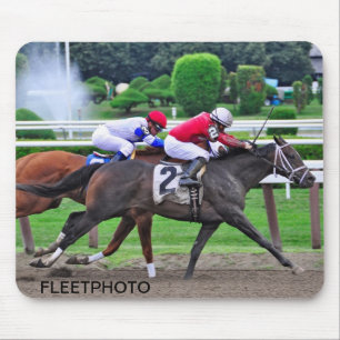 Saratogaの歴史的な競技場で競争しているサラブレッド マウスパッド
