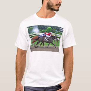 Saratogaの歴史的な競技場で競争しているサラブレッド Tシャツ