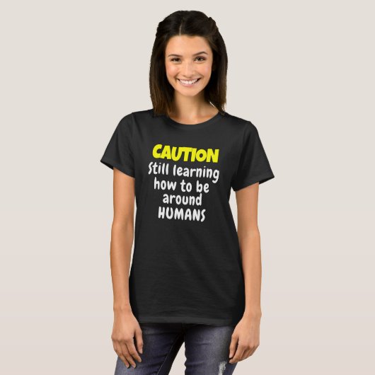 Sarcastic Humor Caution Still Learning How Be Arou Tシャツ (正面フル)