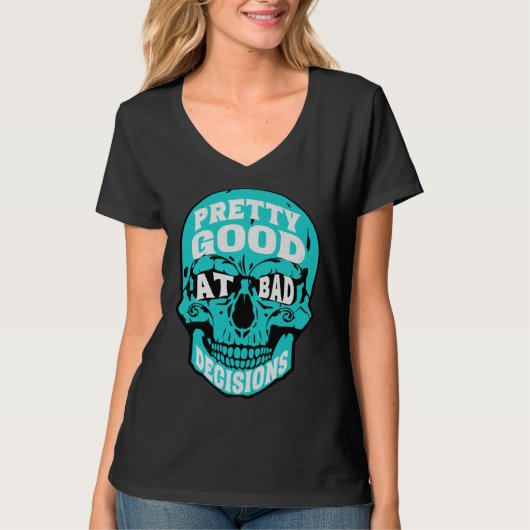 Sarcastic Humor Pretty Good At Bad Decisions Skull Tシャツ (正面)