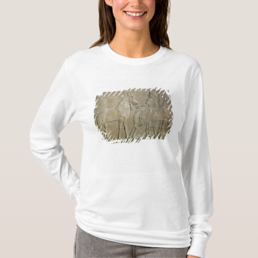Sargon IIの支流を描写するレリーフ、浮き彫り Tシャツ (正面)