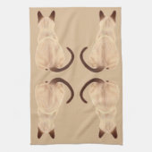 Sashaの遠くになスケッチを見るシャムの猫好きの子猫 キッチンタオル (縦)