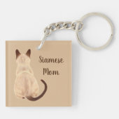 Sashaの遠くになスケッチを見るシャムの猫好きの子猫 キーホルダー (裏面)