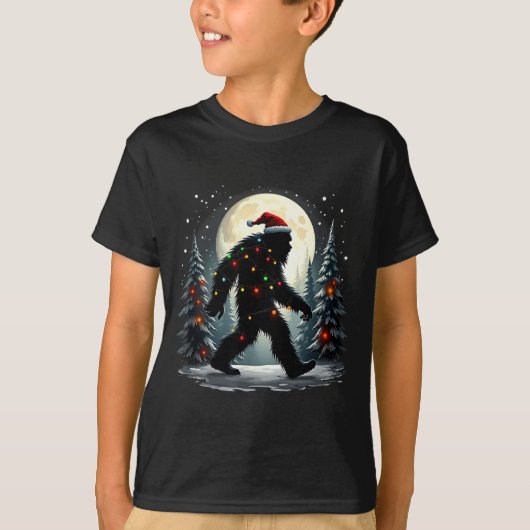 Sasquatch 67 Santa Bigfoot Christmas Tree Funny  Tシャツ (正面)