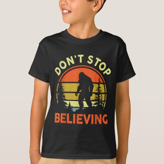 Sasquatch Bigfoot Don't Stop Believing Funny Bigfo Tシャツ (正面)