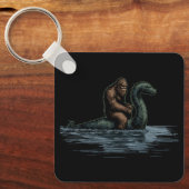 Sasquatch Bigfoot Rides Loch Monster キーホルダー (正面)