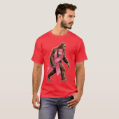 Sasquatch Breast Cancer Pink Ribbon Support Men Bo Tシャツ (正面フル)