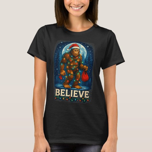 Sasquatch Christmas Lights Holiday Believe  Tシャツ (正面)