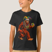 Sasquatch Mardi Gras Bigfoot Parade Beads King Cak Tシャツ (正面)