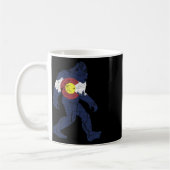 Sasquatch Retro State Flag Colorado Rocky Mountain コーヒーマグカップ (左)