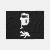 Sasquatch Rv Motorhome Camng Bigfoot Campervan Fun フリースブランケット (正面(横))