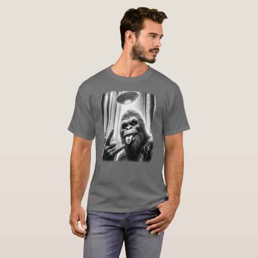 Sasquatch Sie Big Foot Rock On UFO Alien Fun frien Tシャツ (正面フル)
