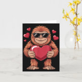 Sasquatch Valentine's Day - Bigfoot Heart Sungles  カード (黄色い花)