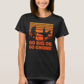 Sasquatch walking T-rex carrying a Gnome Go big Go Tシャツ (正面)