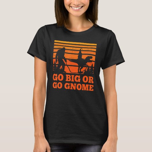 Sasquatch walking T-rex carrying a Gnome Go big Go Tシャツ (正面)