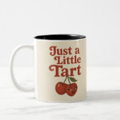 Sassy Cherry Just a Little Tart Retro Red ツートーンマグカップ (左)