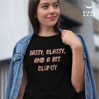 Sassy ClassyとBit Clumのおもしろいキャラクター引用文 Tシャツ