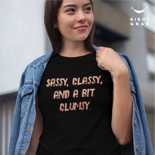 Sassy ClassyとBit Clumのおもしろいキャラクター引用文 Tシャツ