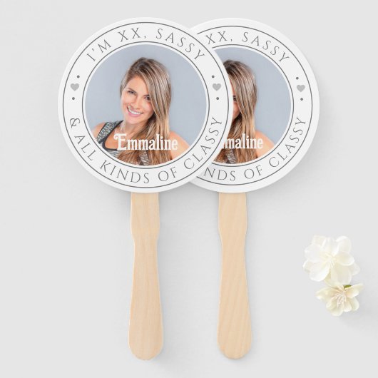 Sassy & Classyのカスタム写真と名前の誕生日パーティー ハンドファン (正面&裏面)