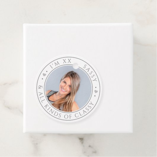 Sassy & Classyフォトカスタムバースデーパーティーホワイト フェイバータグ (インサイチュ)