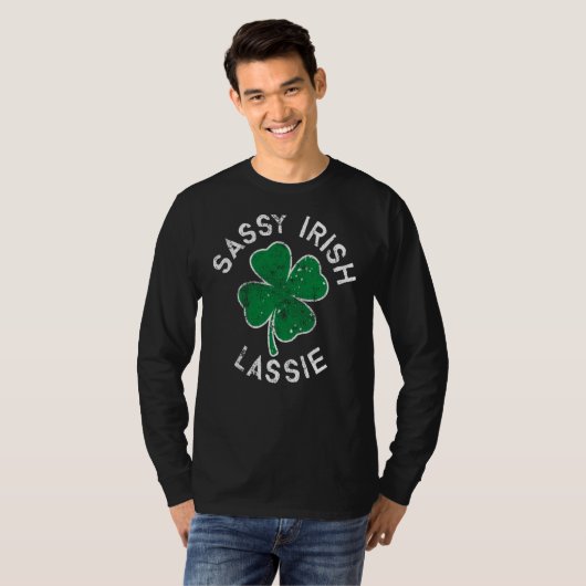 Sassy Irish Lassie Lucky C St Patrick's Day Distre Tシャツ (正面フル)
