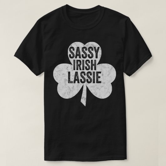 Sassy Irish Lassie Shirt Funny Saint Patricks Day Tシャツ (デザイン正面)