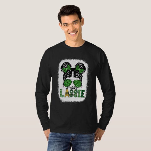 Sassy Lassie Cute Messy Bun St Patricks Day Irish  Tシャツ (正面フル)
