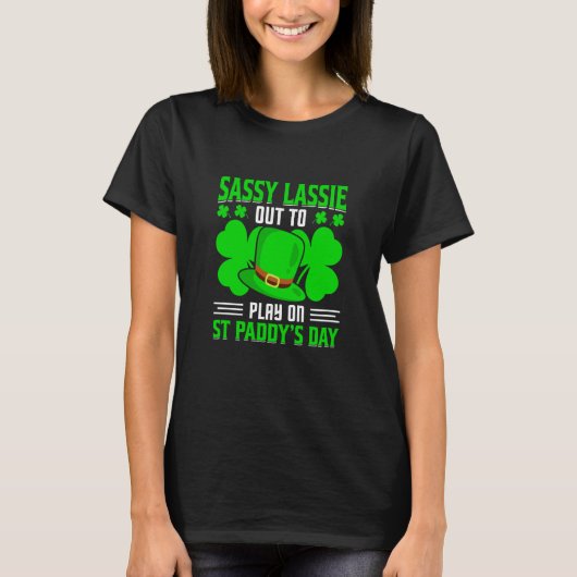 Sassy Lassie Out To Play On St Paddy's Day Tシャツ (正面)