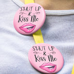 Sassy Lips Shut UpとキスMe 缶バッジ<br><div class="desc">スタイルによくはしゃぐtouchを追加するには、マゼンダ色の口紅を着た女性の唇の生意気な漫画イラストレーションを特徴とするサッシーな「Shut Up and Movie」ピンボタンを鮮やか使用して、唇を噛み合う。このサッシーなアクセサリーは表現あなたの側はっきりしたと側に最適気のあるそぶりをしたである。</div>