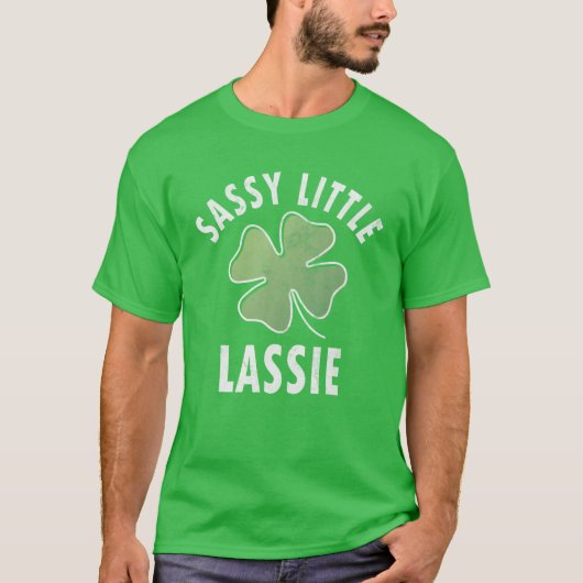 Sassy Little Lassie Funny Saint Patricks Day Gift Tシャツ (正面)