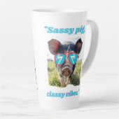 Sassy Pig クラシックな雰囲気 - ブタの名言 カフェラテマグ (右アングル)