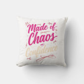 Sassy Pink Typography Chaos And Confidence クッション (正面)