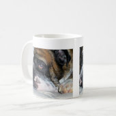 Sassydogの眠い英国のブルドッグのマグ コーヒーマグカップ (正面左)