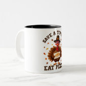 Save a Turkey Eat Pizza – Funny Thanksgiving Pizza ツートーンマグカップ (正面左)