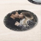 Save the Date 白いスパークル カップル フォト ウェディング ラウンドペーパーコースター (アングル)