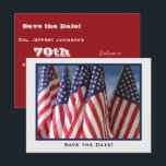 Save the Date 70th Birthday Party, American Flags 案内ポストカード<br><div class="desc">この愛国的な70誕生日「日付を保存飾」の発表葉書の前に、背景に曇った空を振るアメリカ国旗の写真。赤い背景に白いレタリングが付いている。名前、年齢、イベント、日付などの文字を簡単に変更できる。オリジナル写真：Marcia Socolik.All Rights Reserved © 2014 Alan & Marcia Socolik.</div>