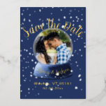 Save The Date Snow Globe Photo Winter Wedding 箔シーズンカード<br><div class="desc">この写ユニーク真、雪の球、ホイル結婚スと一緒にあなたの来る日の通知を送信し実在て、日付カードを保存。</div>
