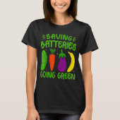Saving Batteries Going Green Funny Inappropriate H Tシャツ (正面)
