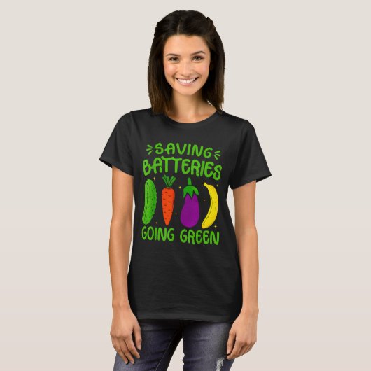 Saving Batteries Going Green Funny Inappropriate H Tシャツ (正面フル)