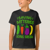 Saving Batteries Going Green Funny Inappropriate H Tシャツ (正面)